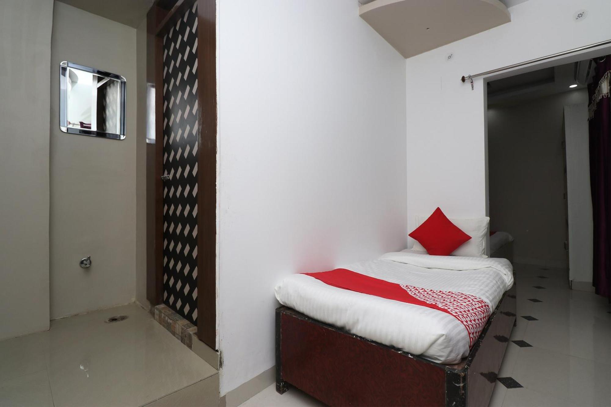 Hotel O Swastik Resort Colonelganj Екстер'єр фото