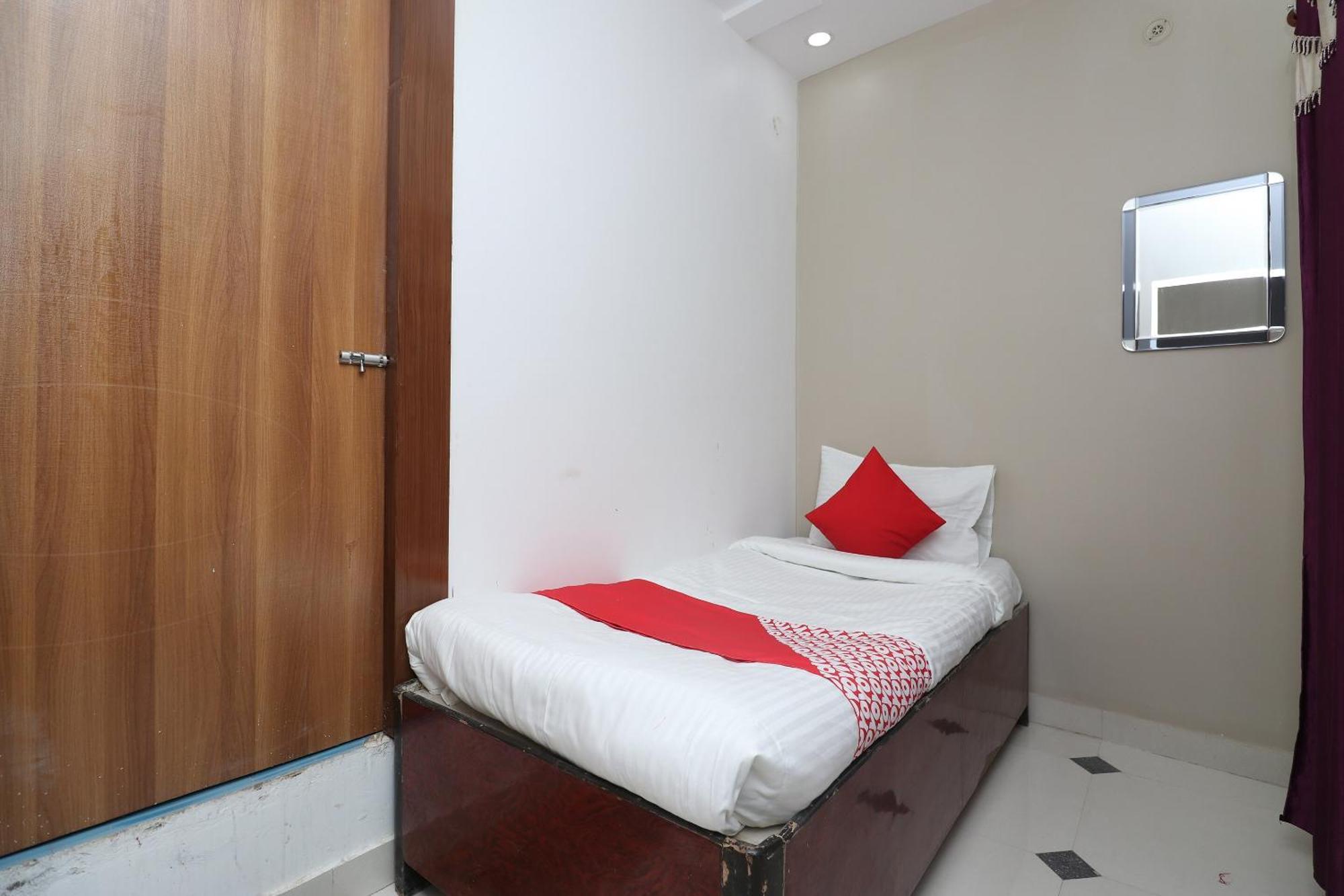 Hotel O Swastik Resort Colonelganj Екстер'єр фото